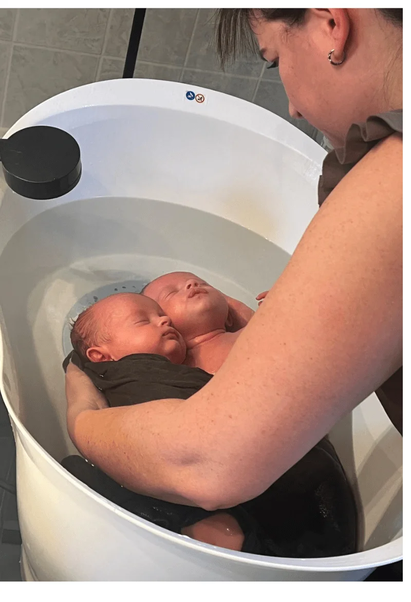 Se re connecter comme dans le ventre e maman avec son frère ou sa sœur jumelle est un superbe cadeau de naissance