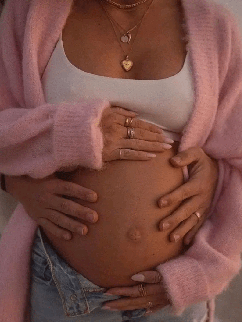 Main poser sur votre ventre poser mes mains sur votre ventre ressentir bébé qui bouge un moment de gratitude