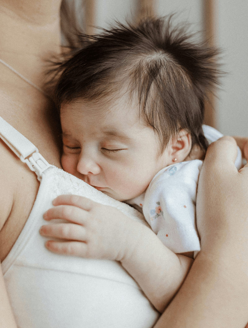 un bébé repus après une bonne tété au sein 