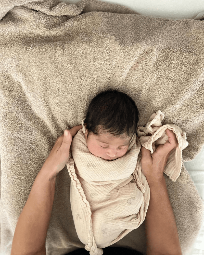 toujours bien contenu dans le lange pour rester comme dans le ventre de sa maman