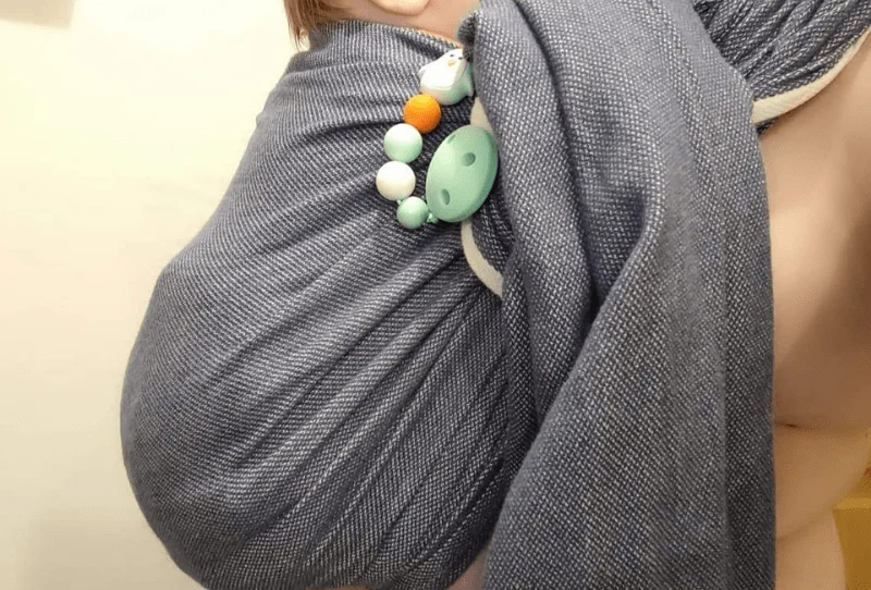 enroulement de bébé enroulement du bébé grâce au portage en écharpe