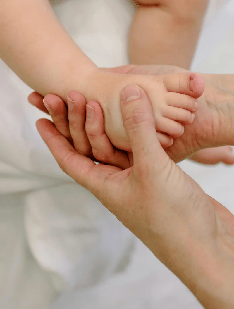 Le dessus de pied du bébé 