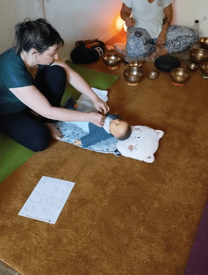 massage bébé au son des bols tibétains