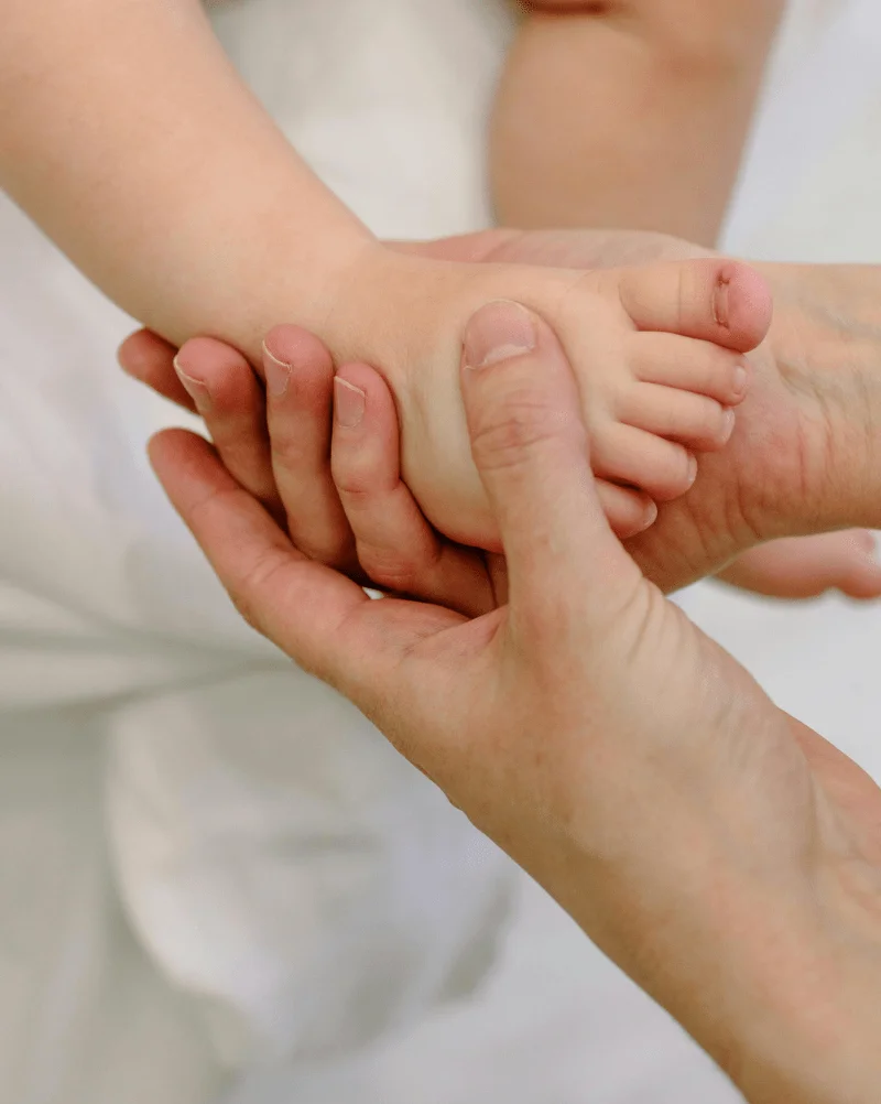 massage bébé des pieds massage des pieds pour bébé dans le gard