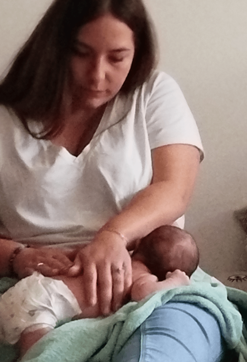 massage du dos de bébé par maman