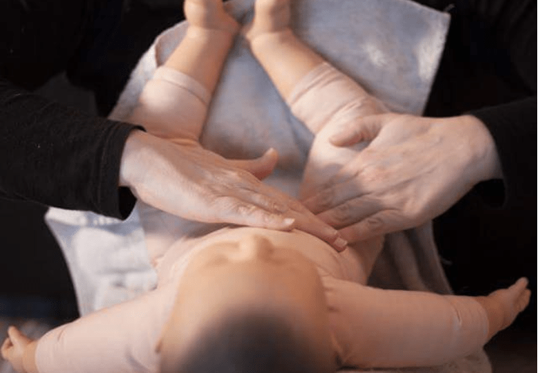 je vous montre les mouvements a refaire avec votre bébé