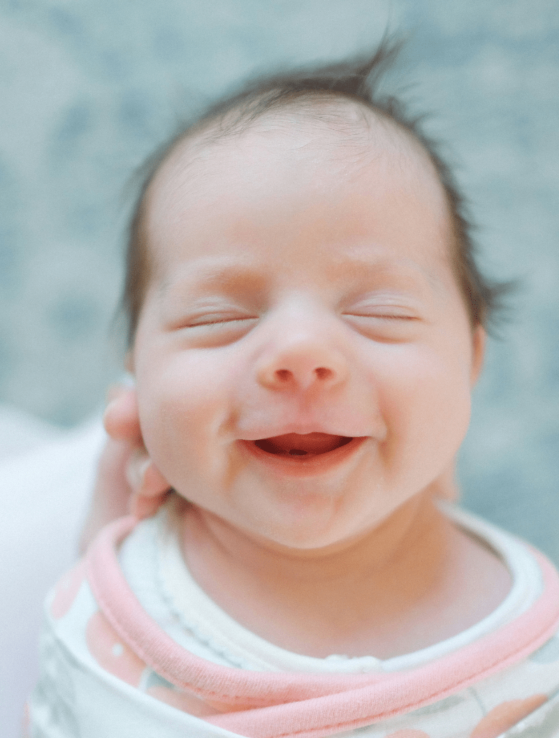 un bébé repu après une belle tété au sein 